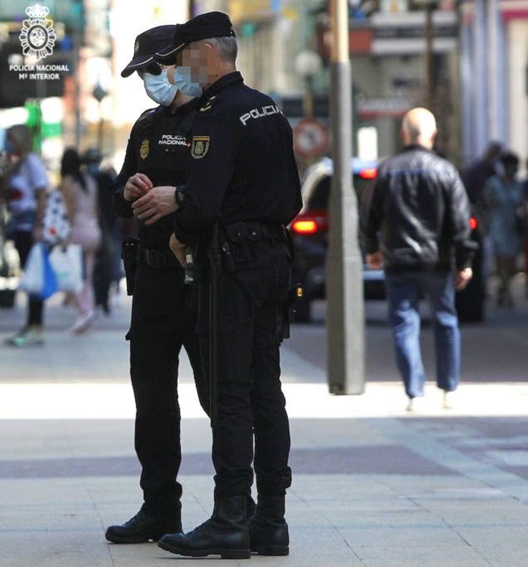 Agentes en la calle.