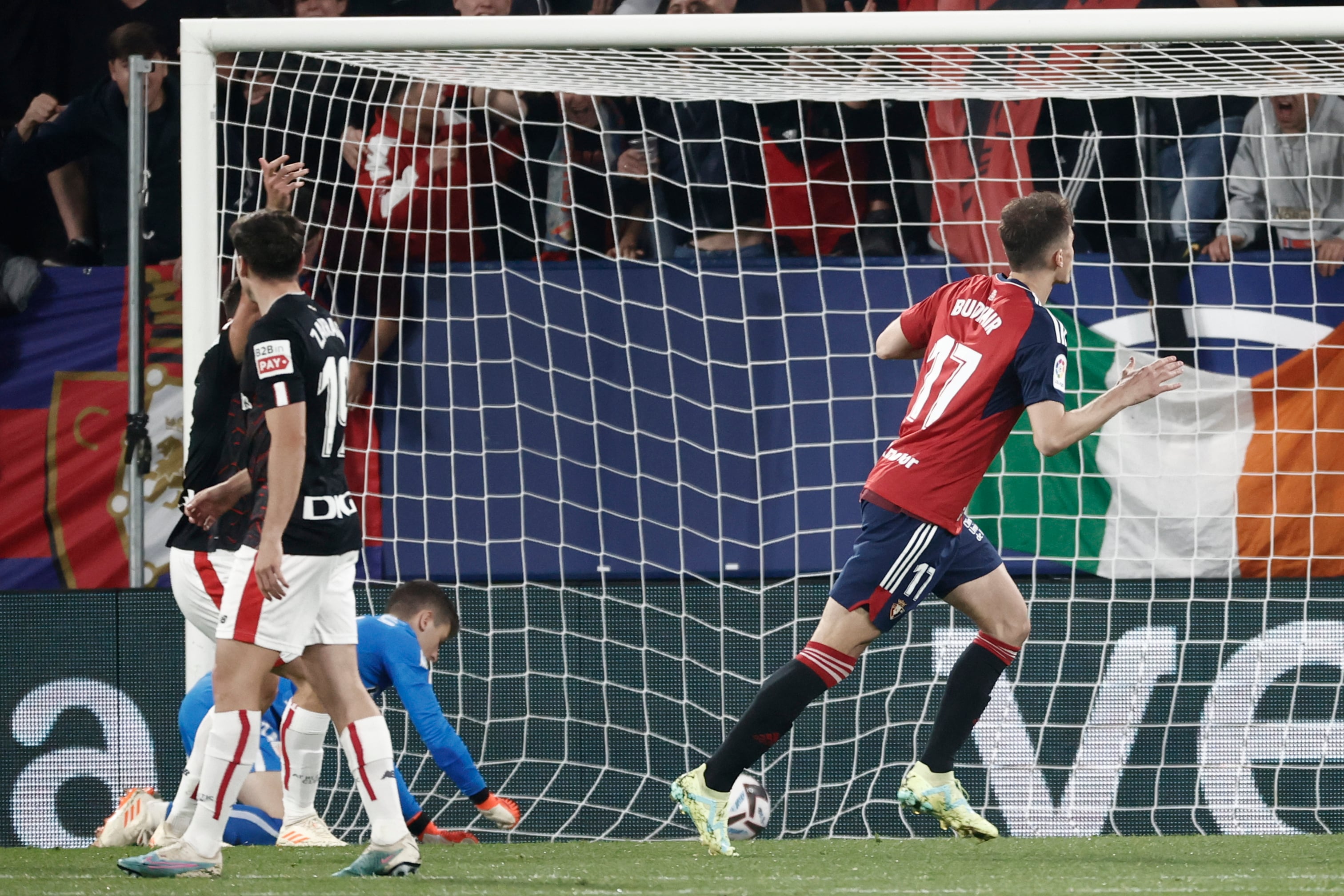 PAMPLONA, 25/05/2023.- El delantero de Osasuna Ante Budimir (d) celebra su gol durante el partido de la jornada 36 de LaLiga que Osasuna y Athletic de Bilbao disputan este jueves en el estadio de El Sadar, en Pamplona. EFE/Jesús Diges