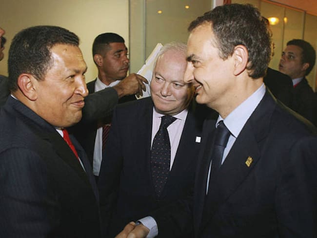 Zapatero y Moratinos charlan con el presidente venezolano Hugo Chávez