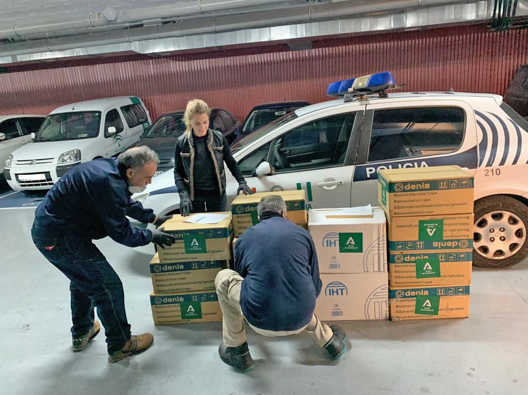 Ana Mestre, delegada del gobierno andaluz, recibiendo el material sanitario