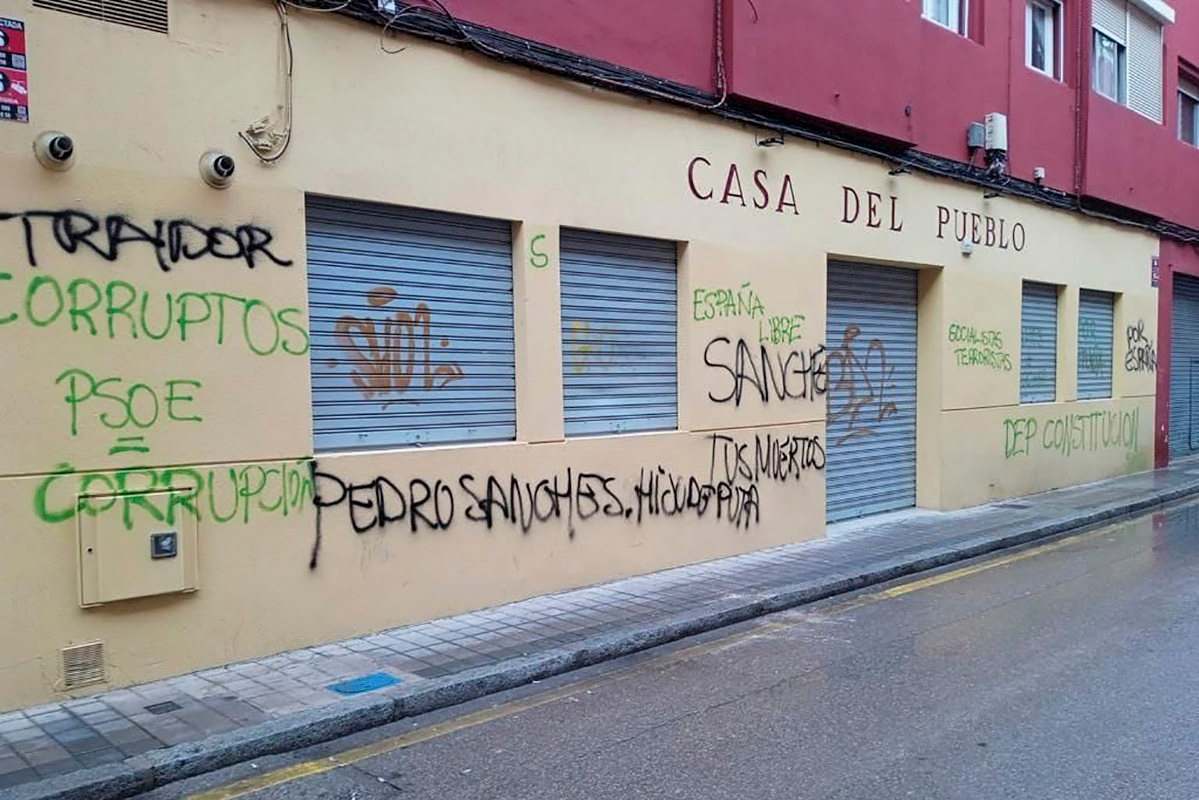 Pintadas vandálicas en la sede del PSOE en Cuenca