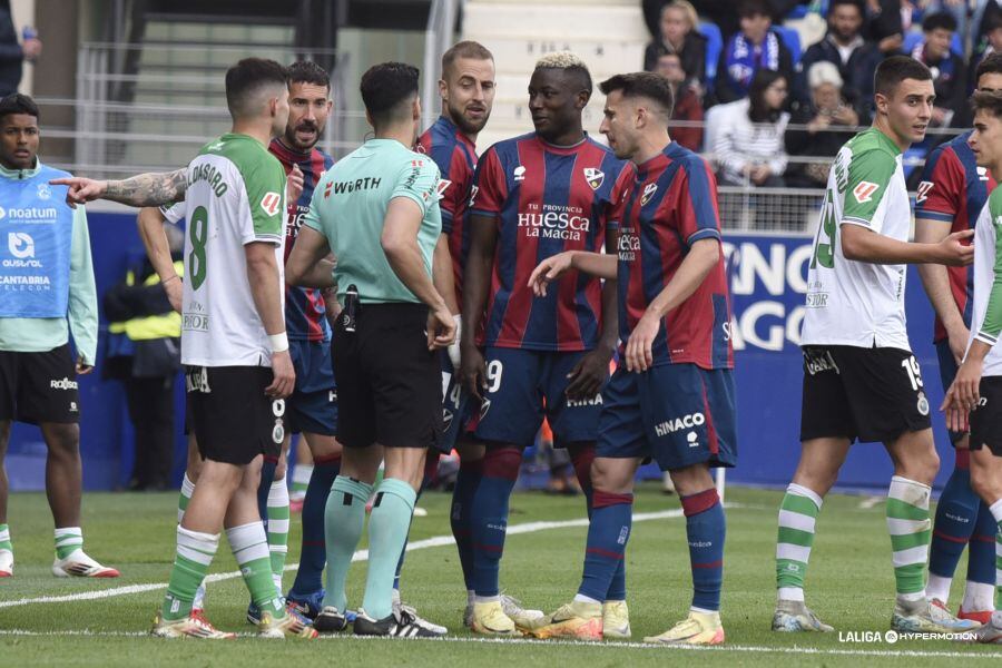 El Huesca se siente perjudicado por los arbitrajes