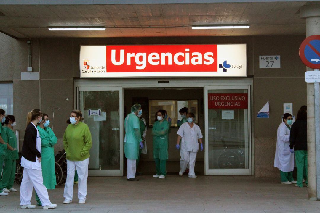 Personal sanitario a las puertas del Hospital General de Segovia.