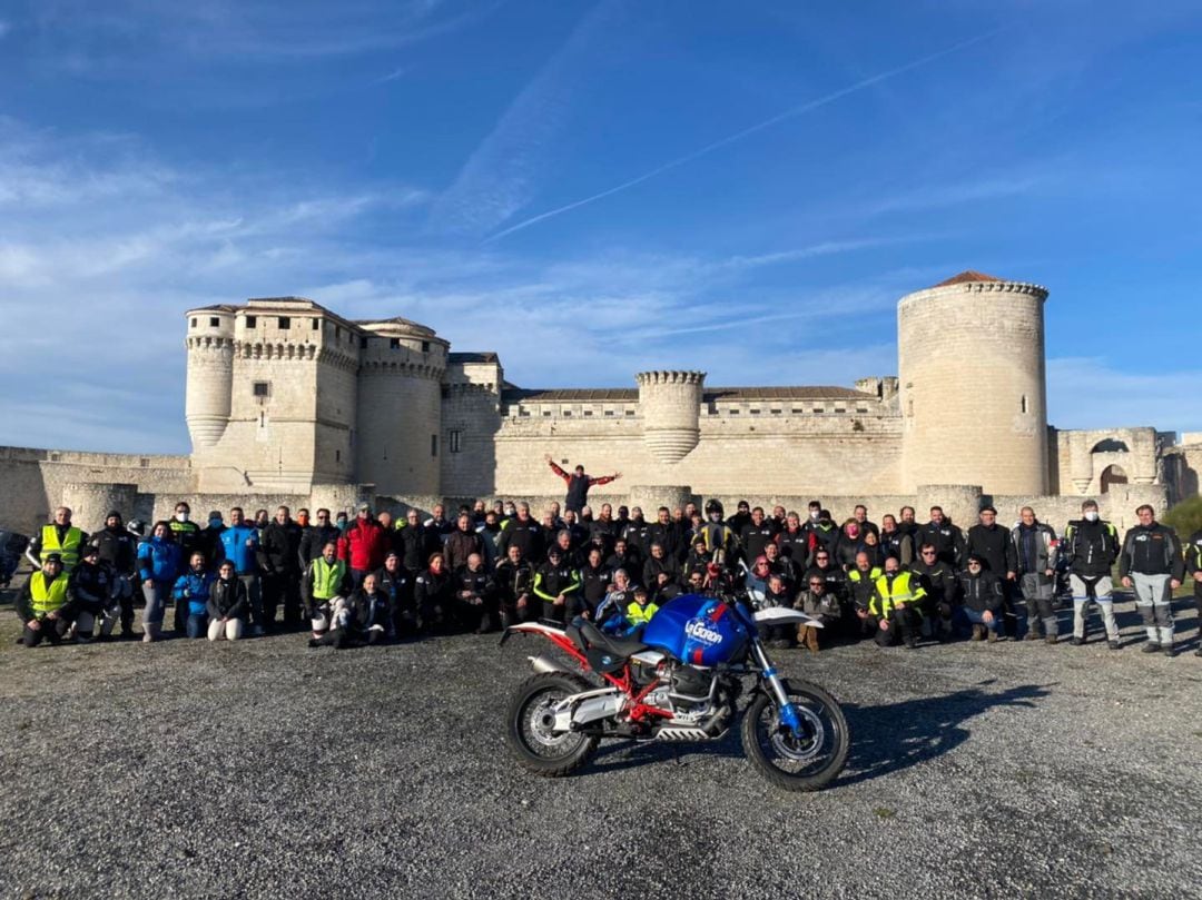 Más de 100 moteros homenajean al capitán de la Armada Invencible,  Francisco de Cuéllar, a los pies del castillo de Cuéllar