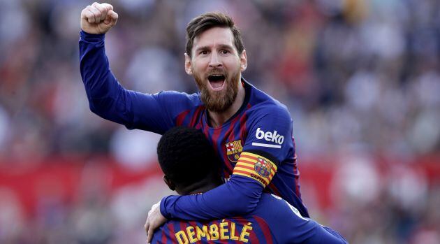 Messi festeja junto a Dembélé un gol ante el Sevilla