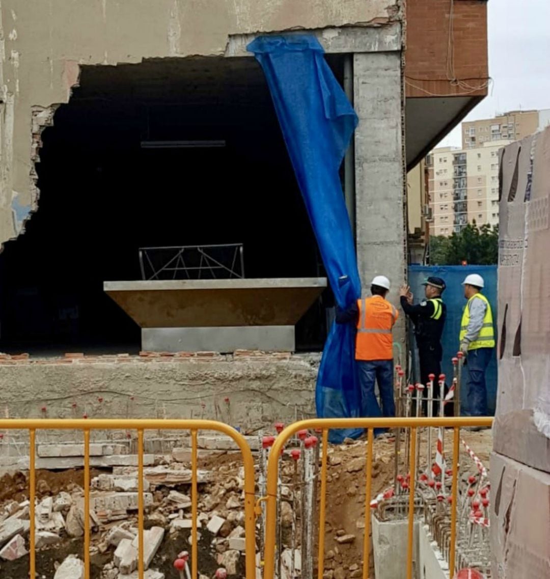 La policía local y los bomberos municipales se han desplazado hasta el lugar de derrumbe