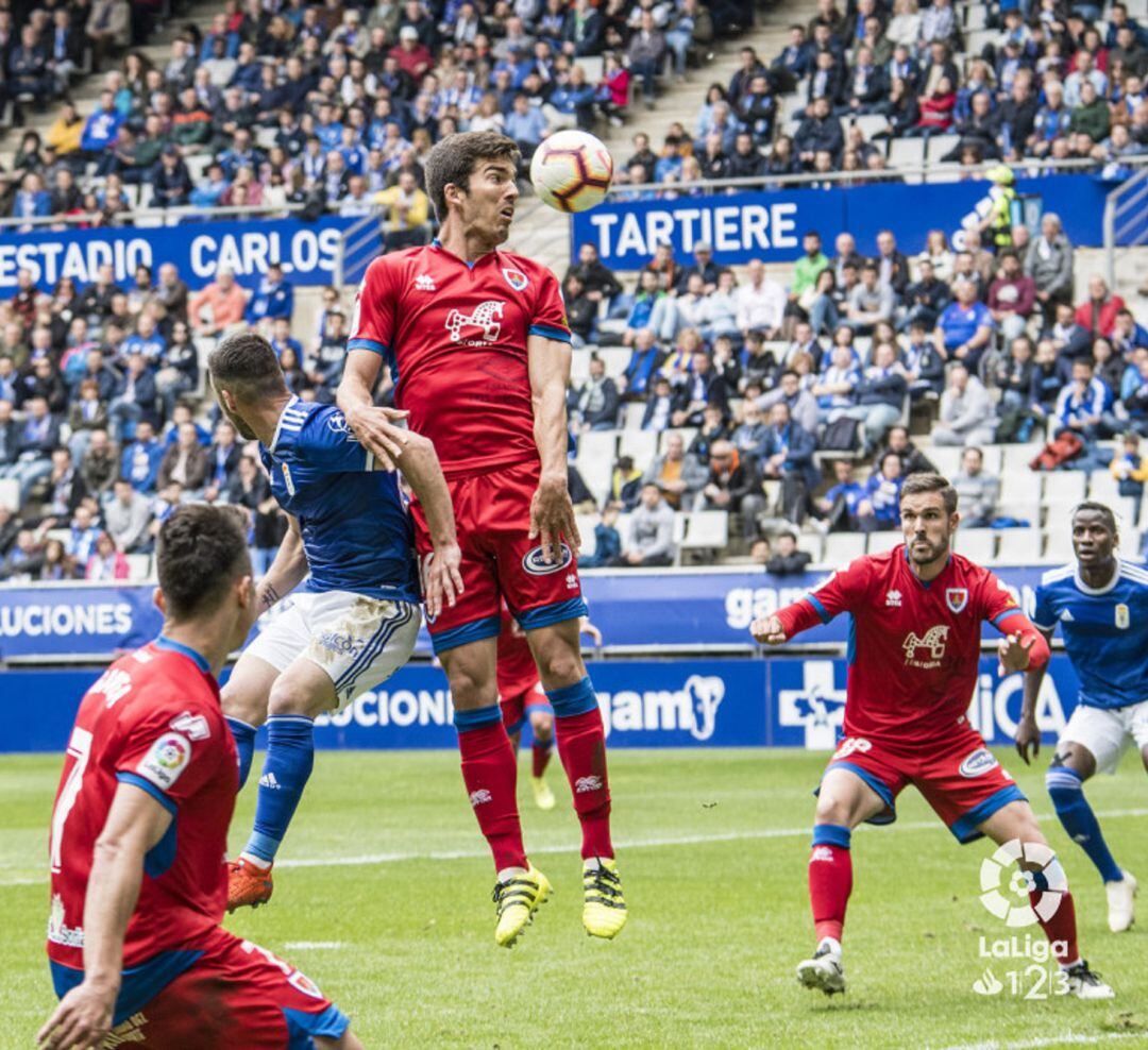 Carlos Gutiérrez despeja el balón en el Carlos Tartiere.