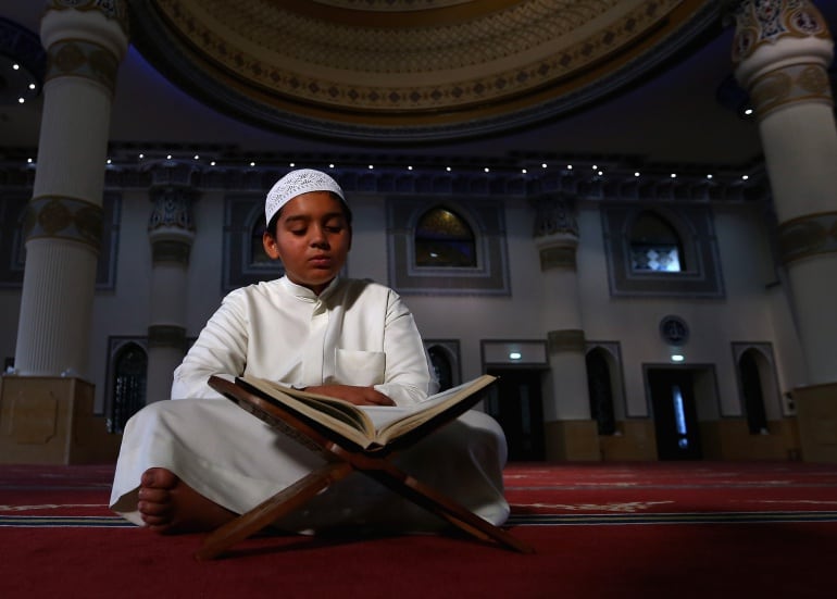 Un niño lee en una mezquita