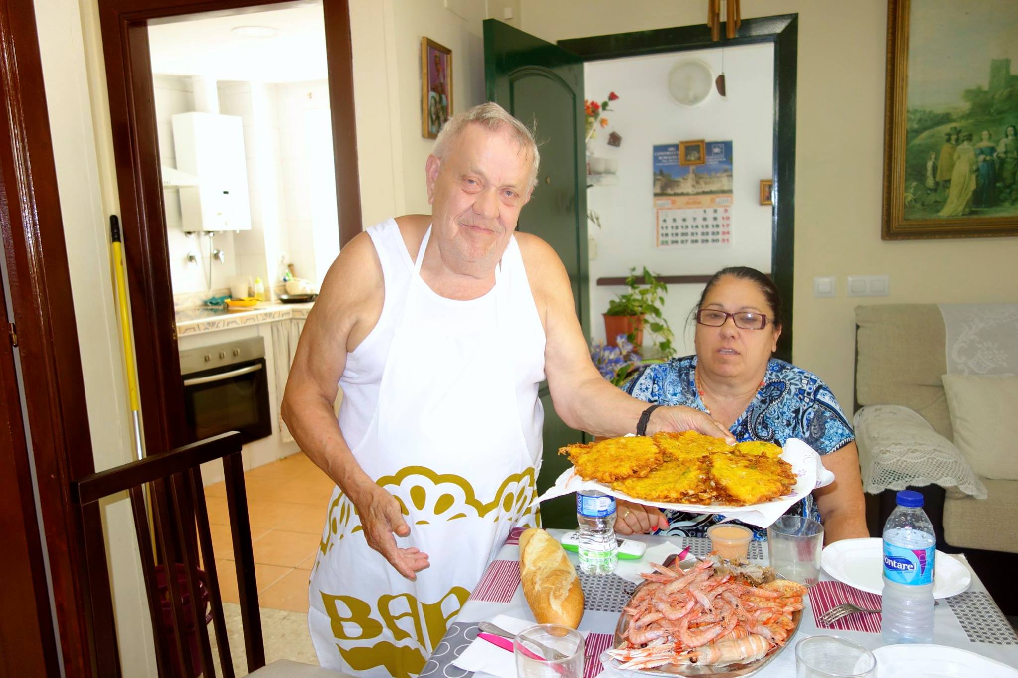 Sebastián Pérez con su esposa Lola y sus célebres tortillitas de camarones