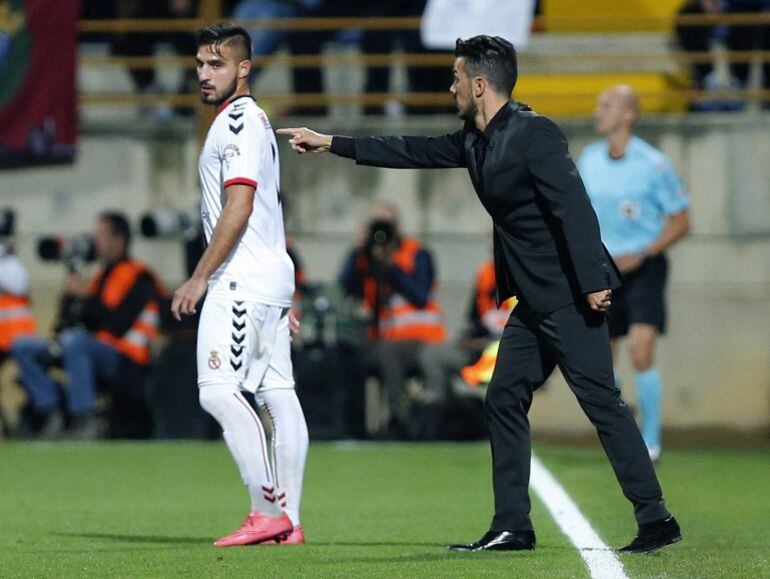 Rubén de la Barrera da instrucciones a Forniés