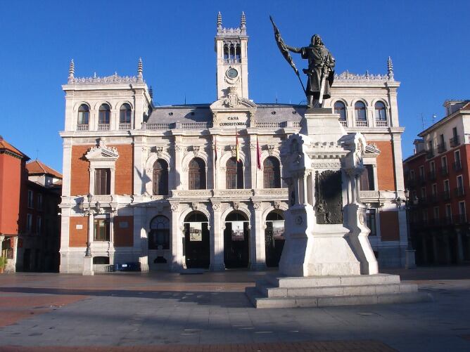 Estatua del fundador de la ciudad, el Conde Ansúrez y edificio del Ayuntamiento de Valladolid