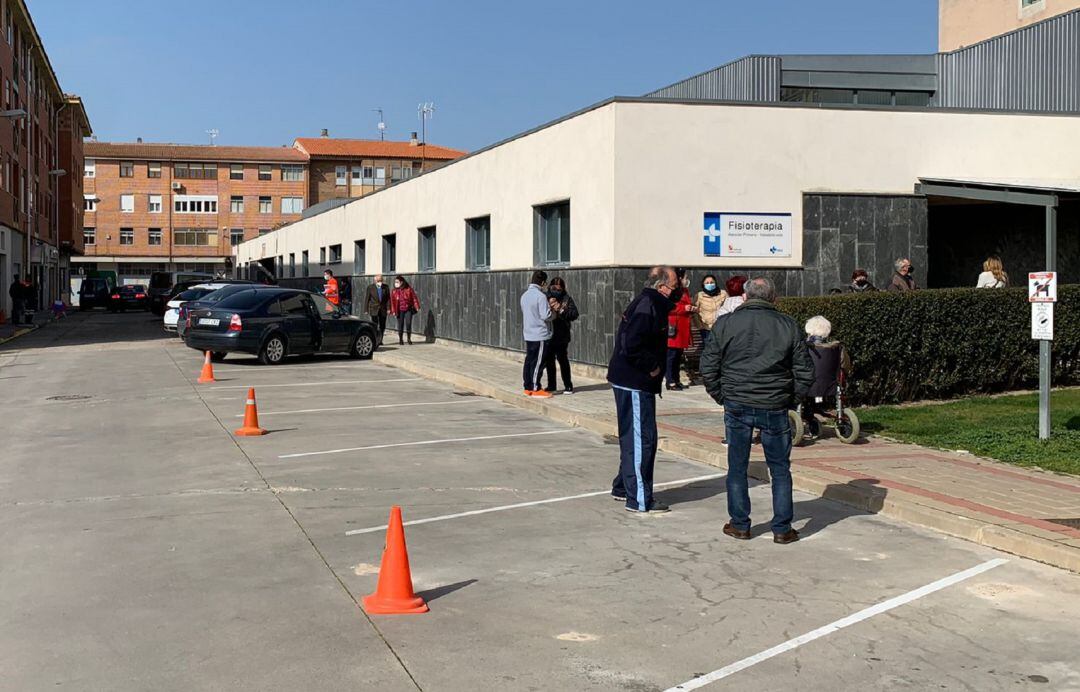 Los pacientes ha esperado su turno de manera cívica en el exterior del centro de salud de Peñafiel.