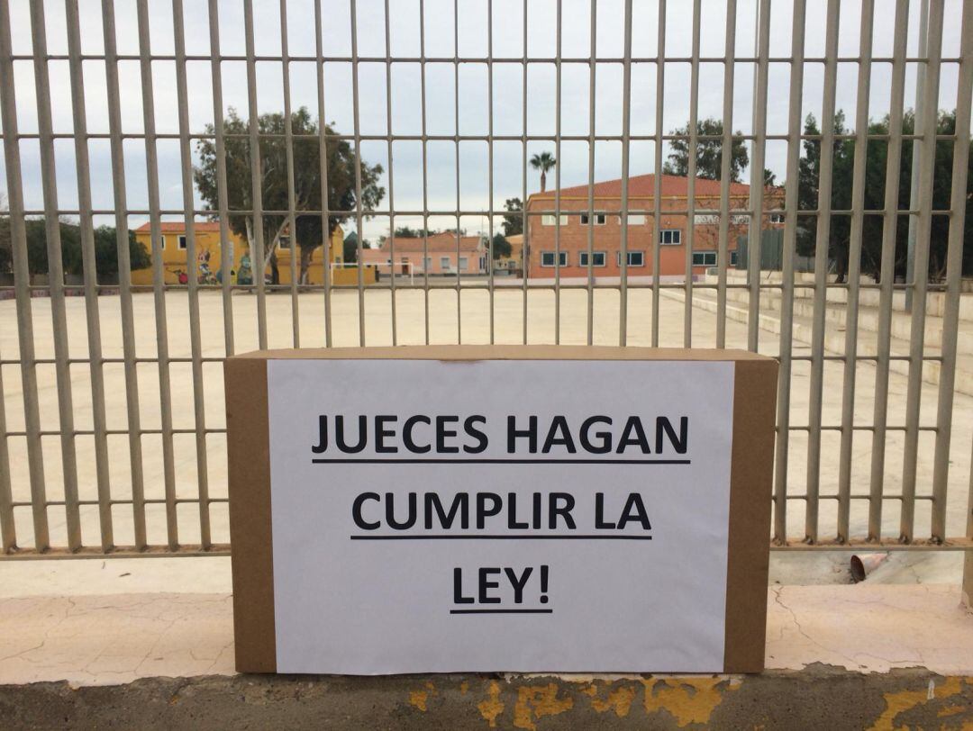 Imagen de una protesta de la Plataforma de afectados por metales en el patio del colegio San Ginés de la Jara de El Estrecho, denunciando la presencia de metales pesados