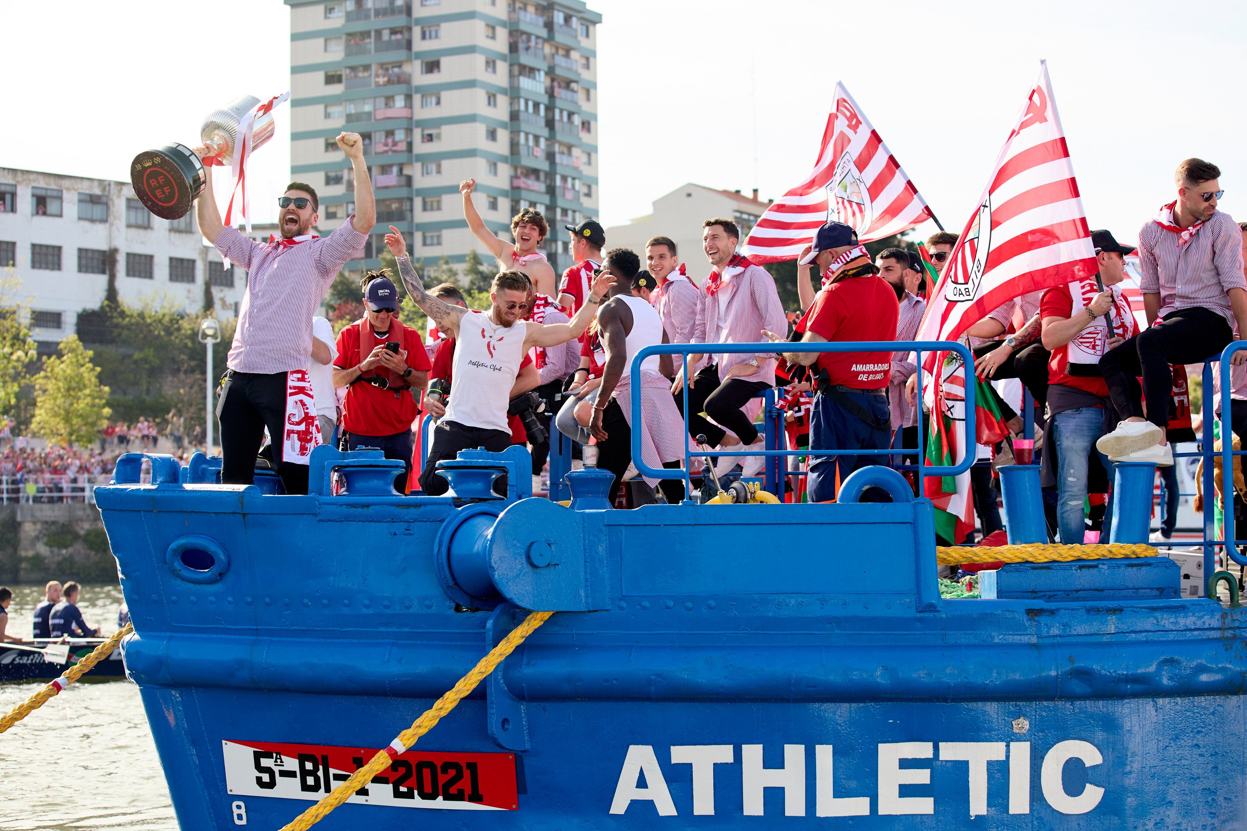 La plantilla del Athletic Club celebra el último título de la Copa del Rey sacando la Gabarra