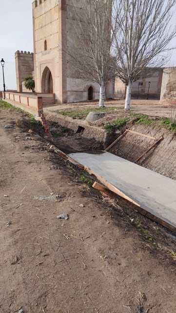 Imágenes de la obra que el Ayuntamiento de Madrigal está llevando a cabo junto a la Puerta de Arévalo de la muralla.