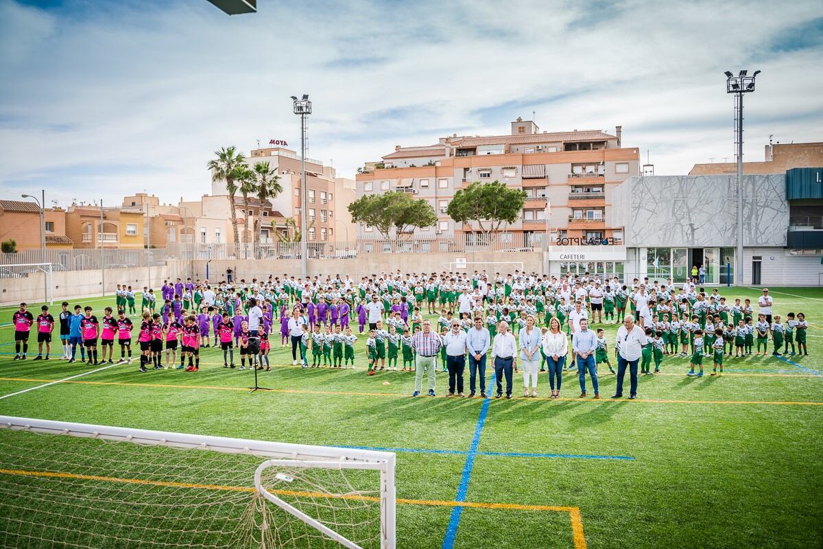 La gran familia de El Parador con su ayuntamiento.
