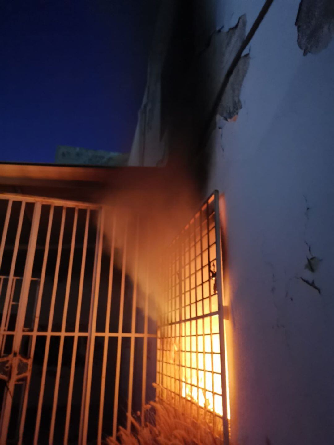 Incendio registrado en las dependencias del centro educativo en la noche del pasado martes. 