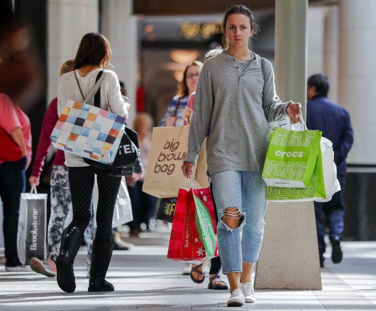 COVACO pide a los comercios de la Comunitat no abrir en domingo para evitar la fuga de compradores de Castellón a Valencia