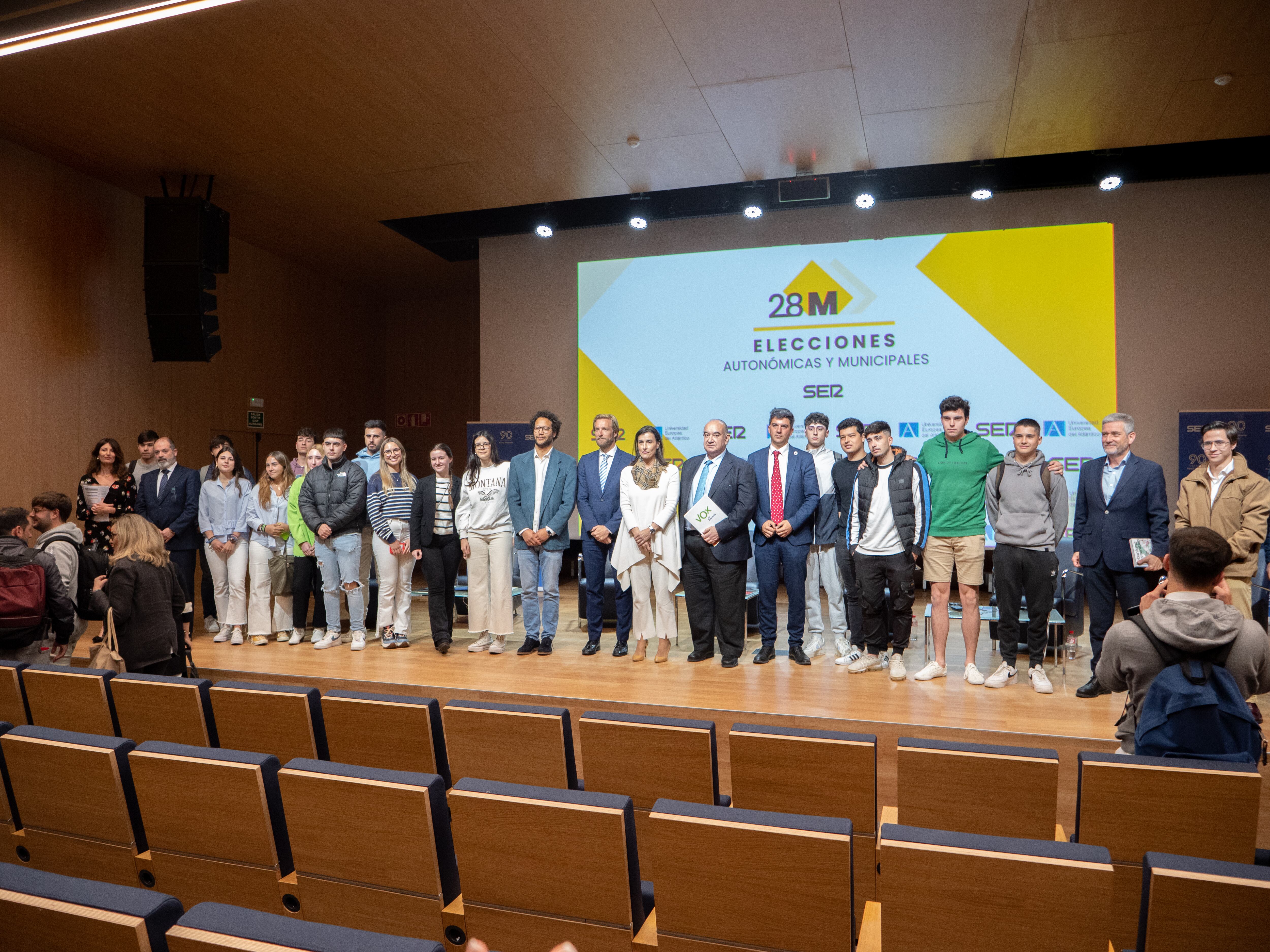 Foto de grupo de los candidatos participantes en el debate junto a varios de los alumnos de la UNEAtlántico que lo han visto en directo.