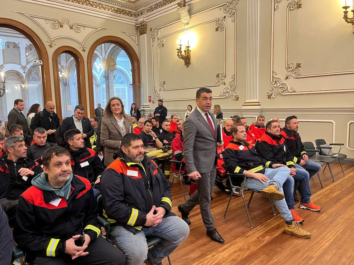 Personal del GES y el Gobierno provincial chocan por las condiciones del servicio de Sanxenxo en el pleno de la Diputación