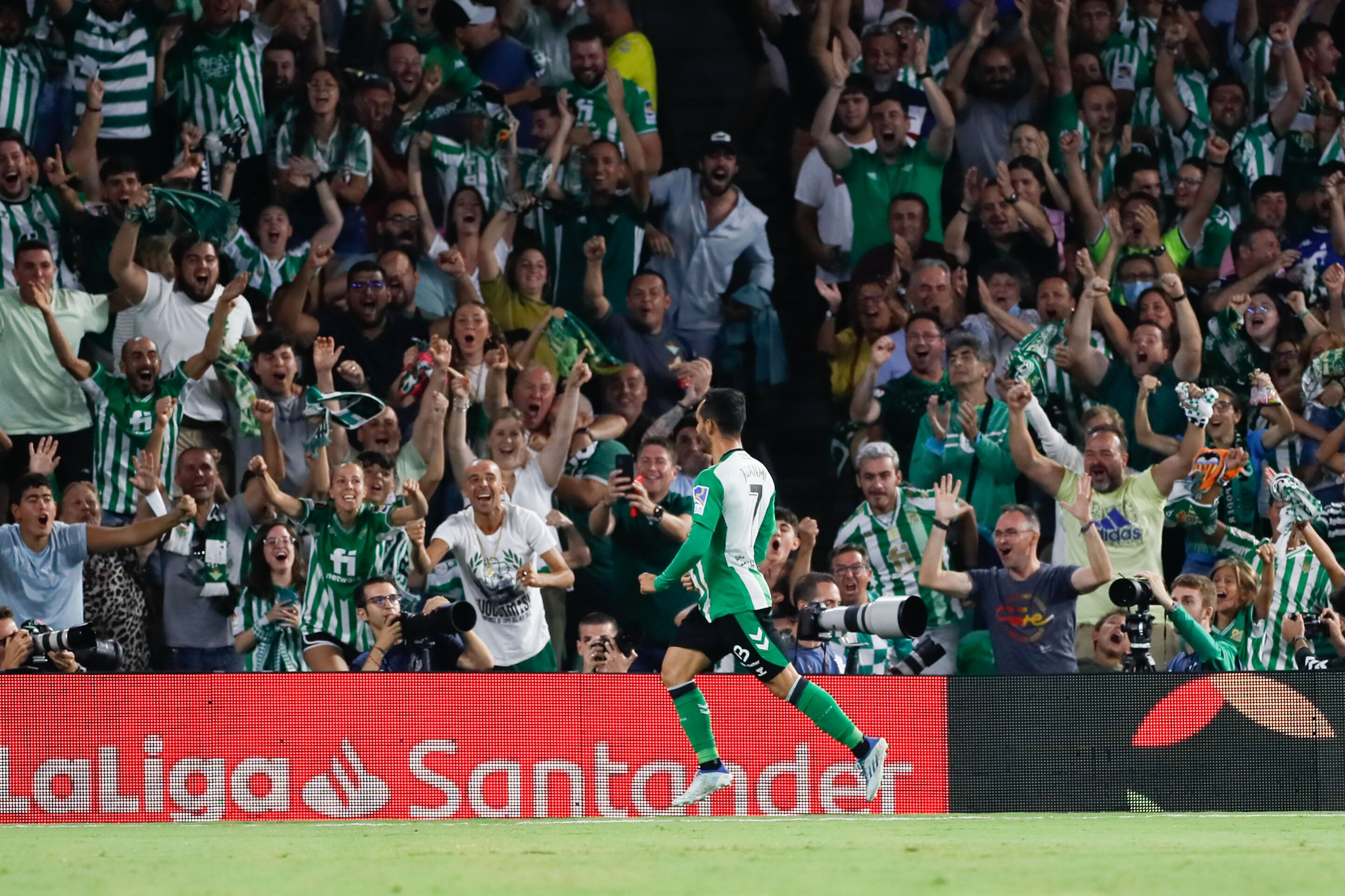 SEVILLA, 15/08/2022.- El delantero del Real Betis Juan Miguel Jiménez celebra su segundo gol, tercero del equipo ante el Elche CF, durante el partido de la primera jornada de Liga en Primera División que Real Betis y Elche CF disputan hoy lunes en el estadio Benito Villamarín, en Sevilla. EFE/José Manuel Vidal