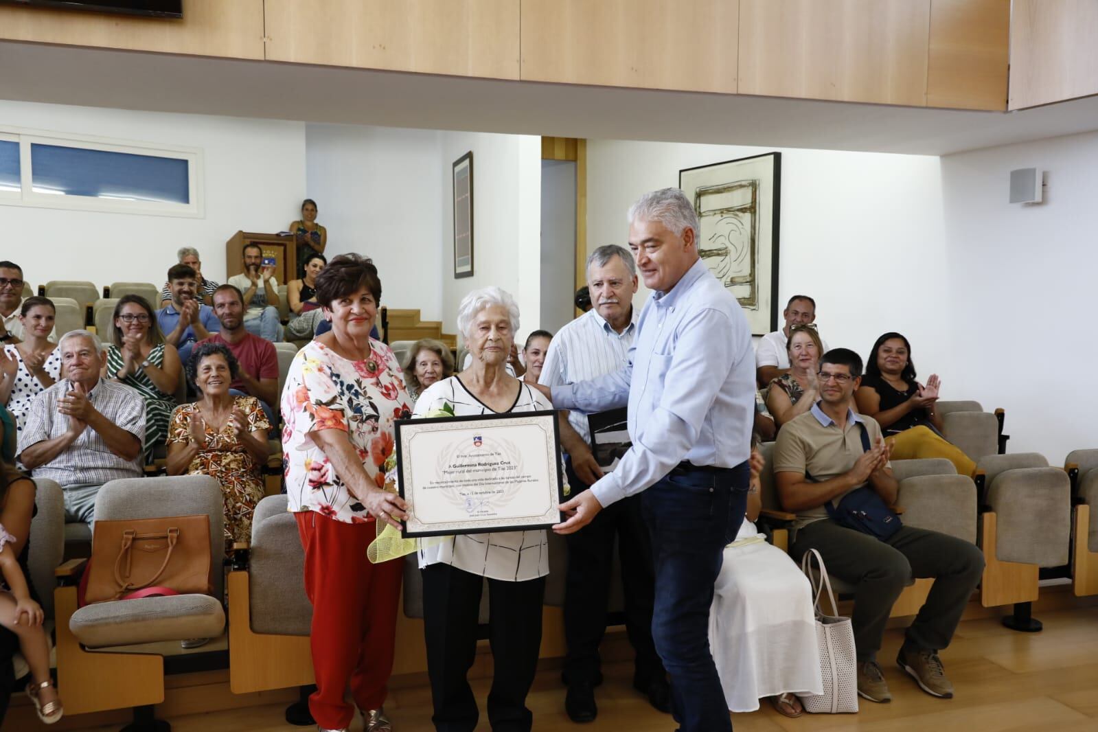 Guillermina Rodríguez Cruz recibiendo su distinción.