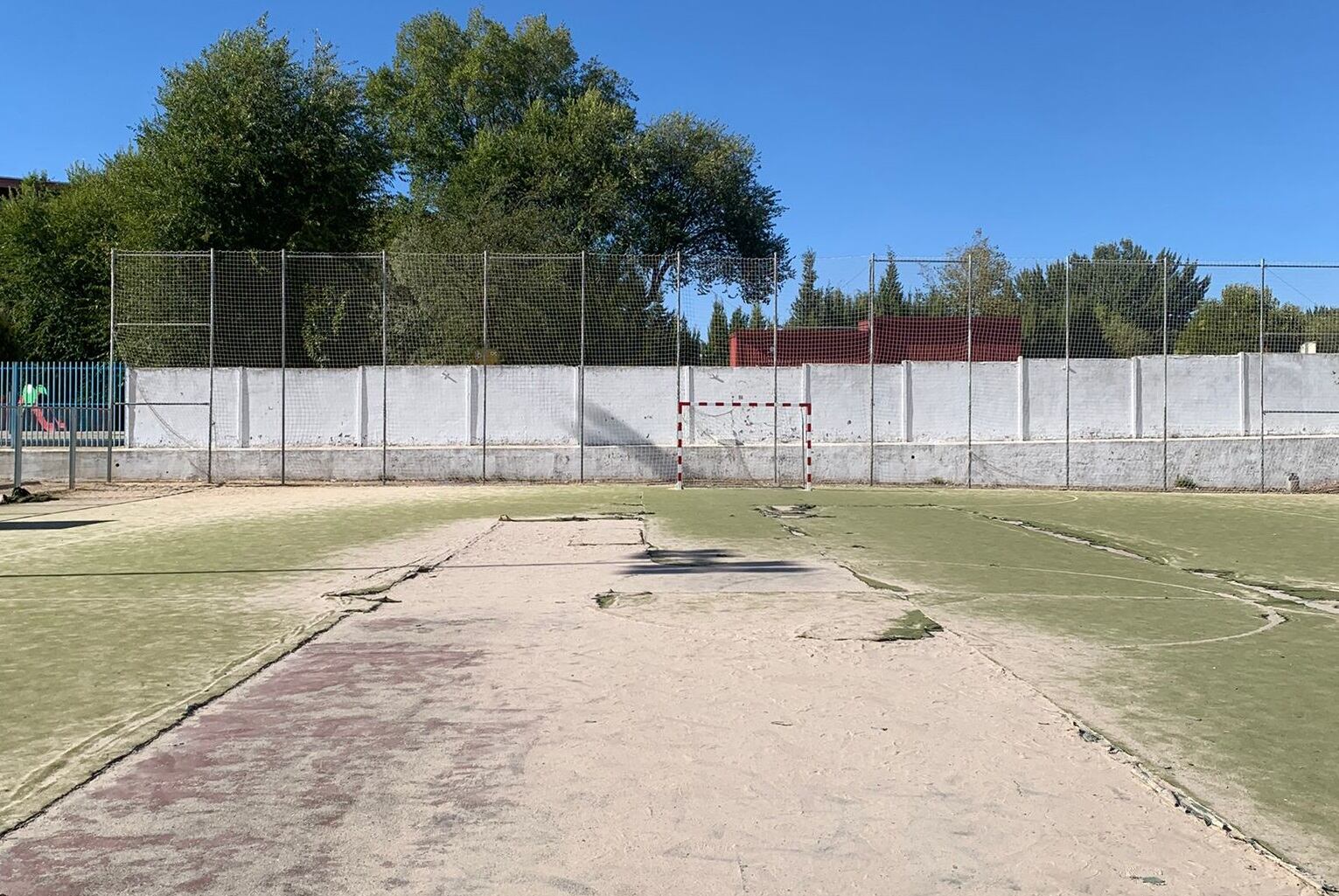Estado de una de las pistas de fútbol del polideportivo Javier Castillejo de Parla