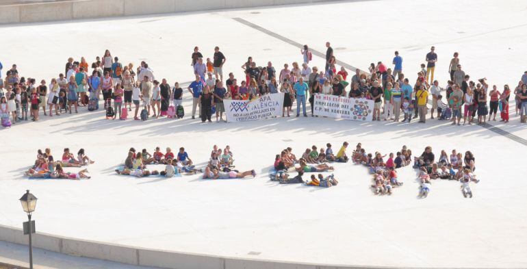 El AMPA y los alumnos del C.P. emili Lluch de Náquera en una concentración en el patio en 2015