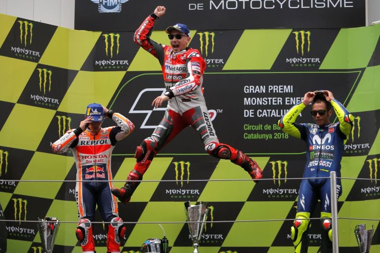 Jorge Lorenzo celebra la victoria en el podio.