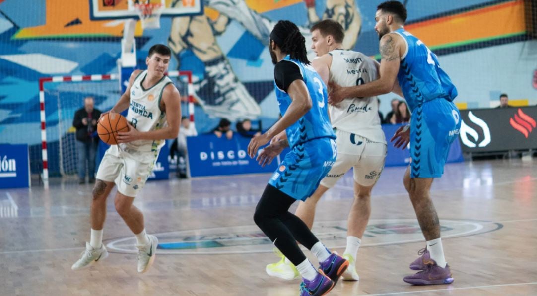 Jaume Lobo controla la pilota davant del Zamora.