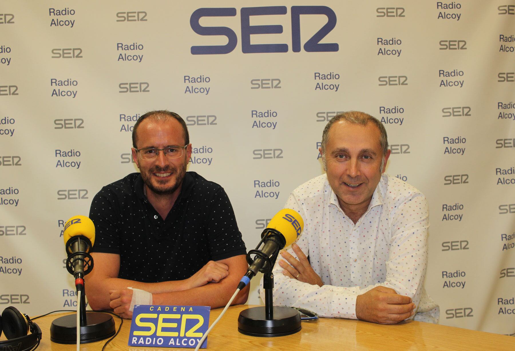 Tono Belda i Enrique Moltó, en la segona de les entregues de les tertúlies de Medi Ambient, en l&#039;estudi central de Radio Alcoy