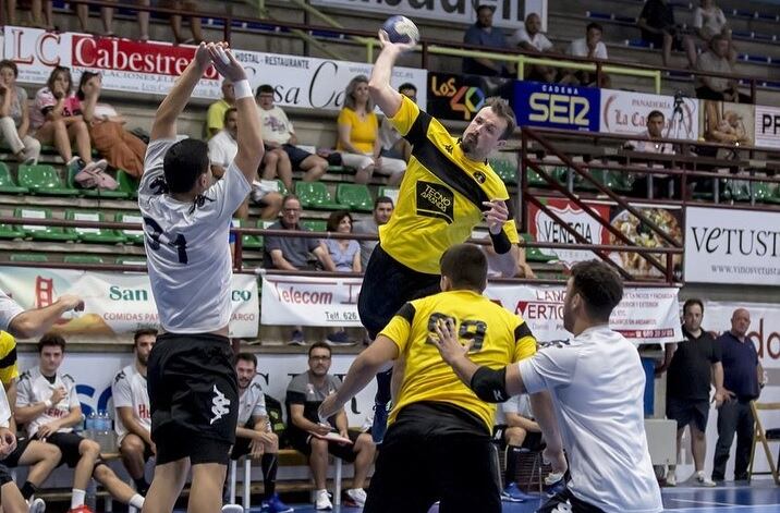 Ander Iriarte durante un lance de juego en el reciente duelo de pretemporada ante Nava