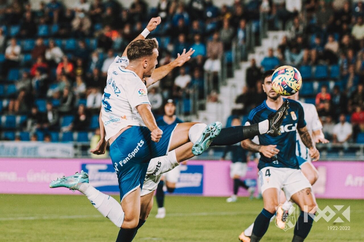 El Tenerife no pudo con el Oviedo pese a su superioridad en el campo.