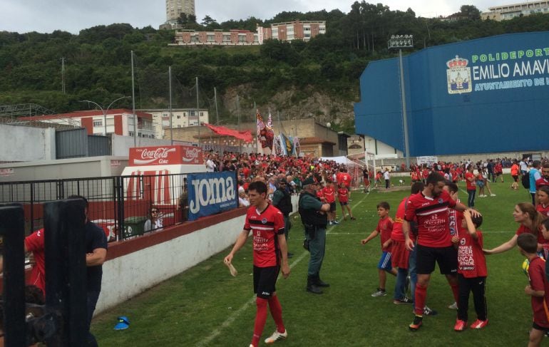 Los jugadores del Laredo se retiran al vestuario tras el partido