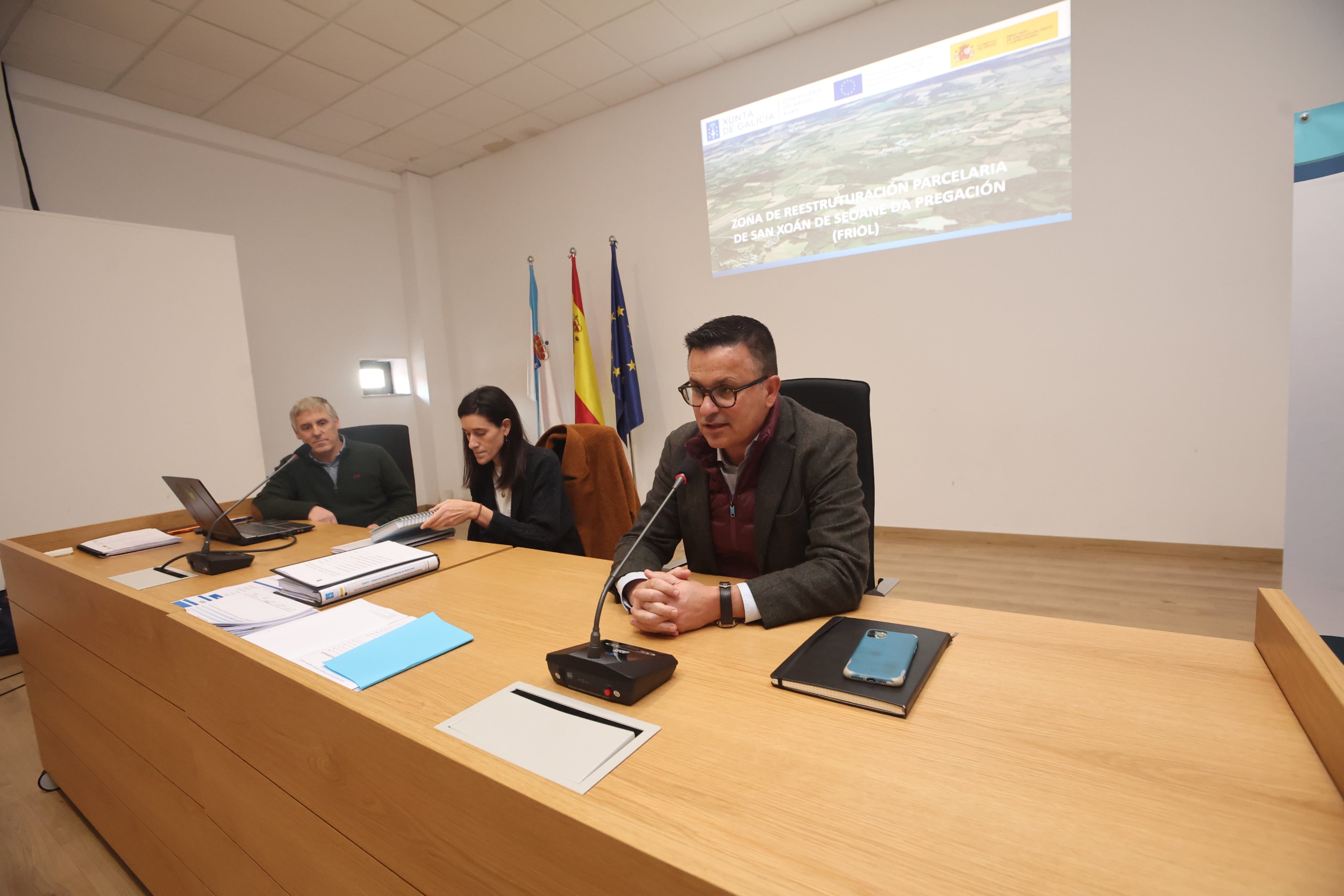 José González durante la reunión mantenida con los vecinos de Friol