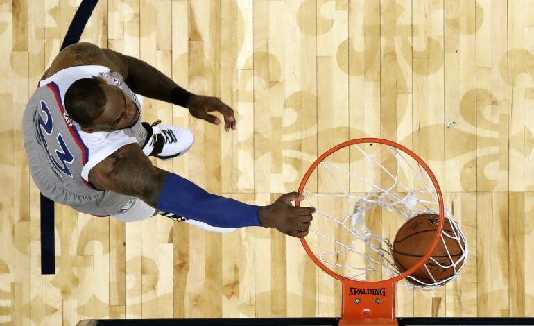 Lebron James se cuelga del aro