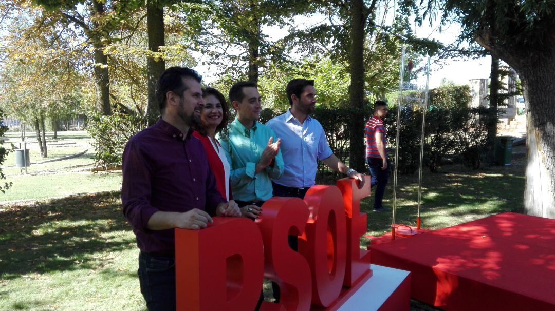 La Ministra de Hacienda, María Jesús Montero, entre Luis Tudanca (Secretario autonómico del PSOE CyL, a la izquierda en la imagen, y Luciano Huerga, alcalde de Benavente), acompañados de Antidio Fagúndez, Secretario Provincial del PSOE
