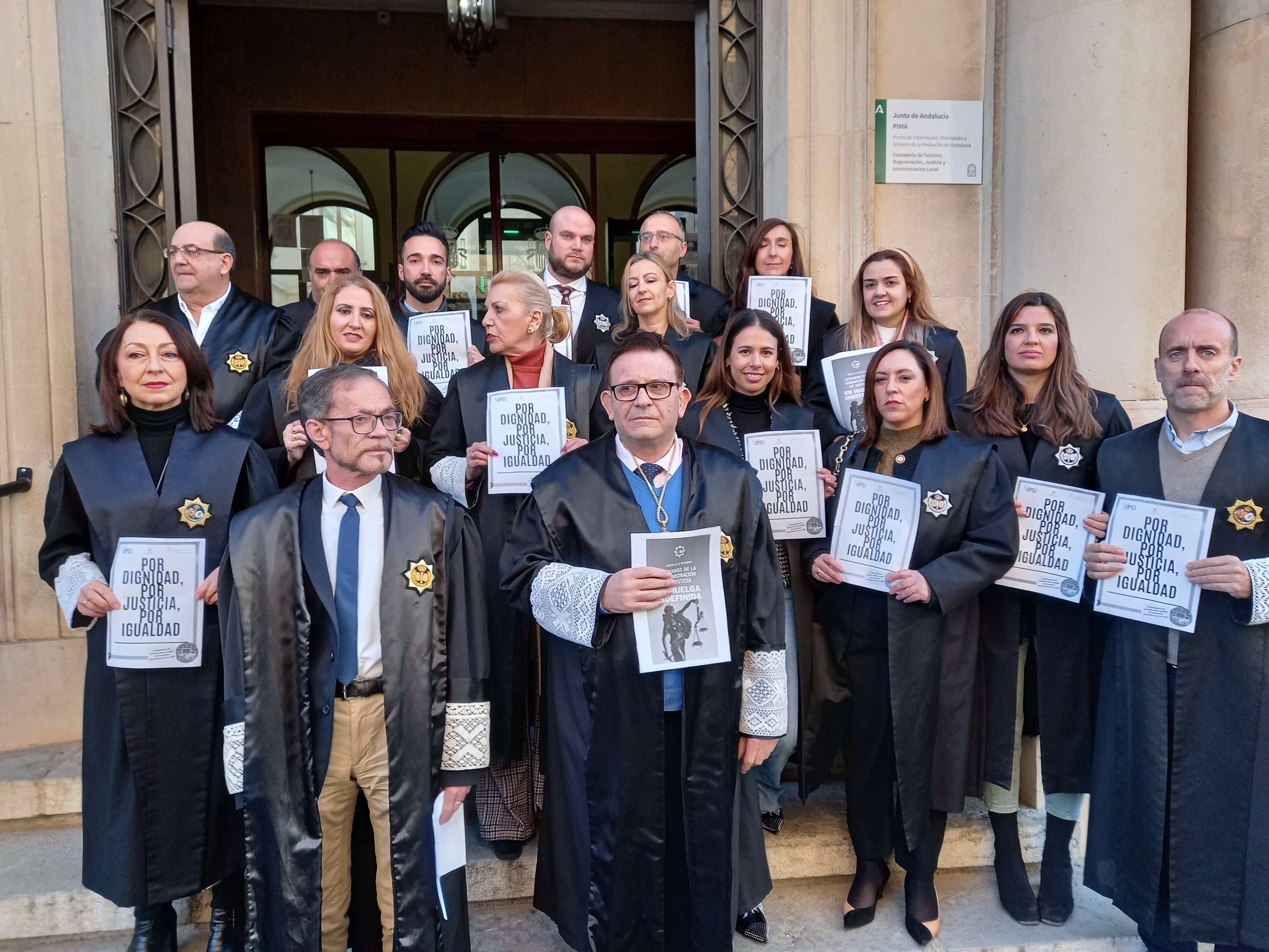 Letrados de la Administración de Justicia a las puertas de la Audiencia Provincial de Jaén.