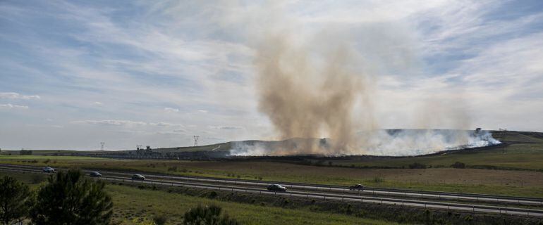 Columna de humo hoy del incendio en el cementerio de neumátivos de Seseña (Toledo) declarado en la madrugada del pasado viernes