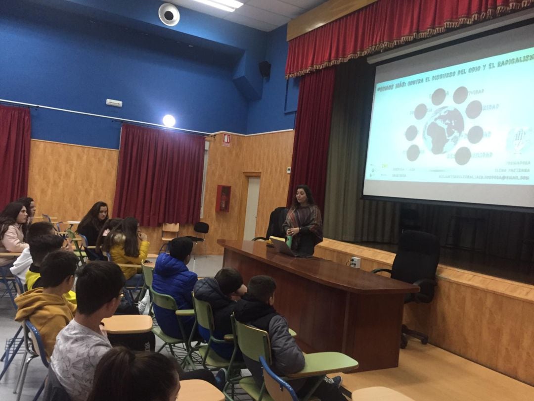 Momento de uno de los talleres a uno de los grupos de 2º de ESO