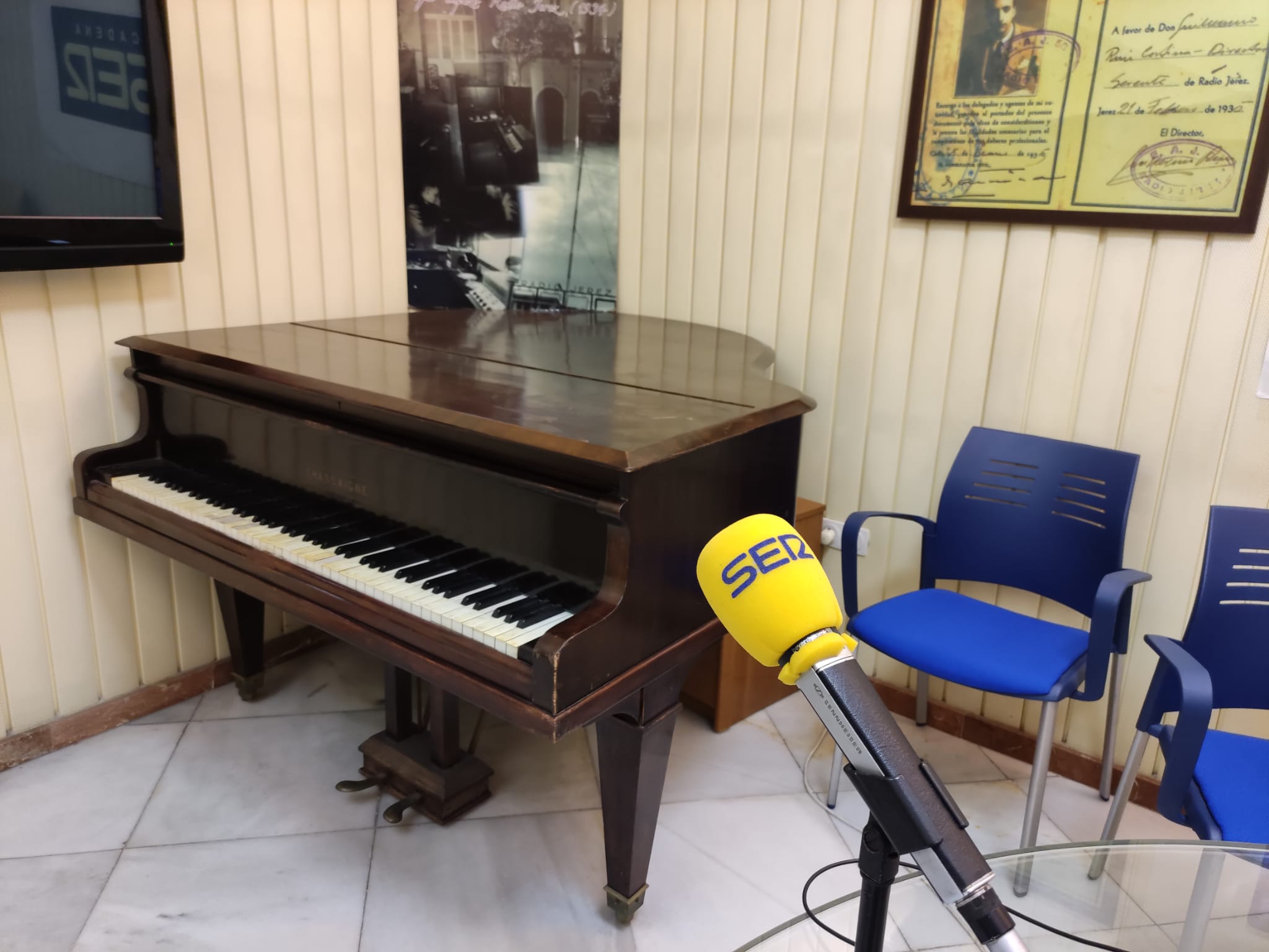 Piano centenario en Radio Jerez que Manuel Alejandro tocó con solo 14 años