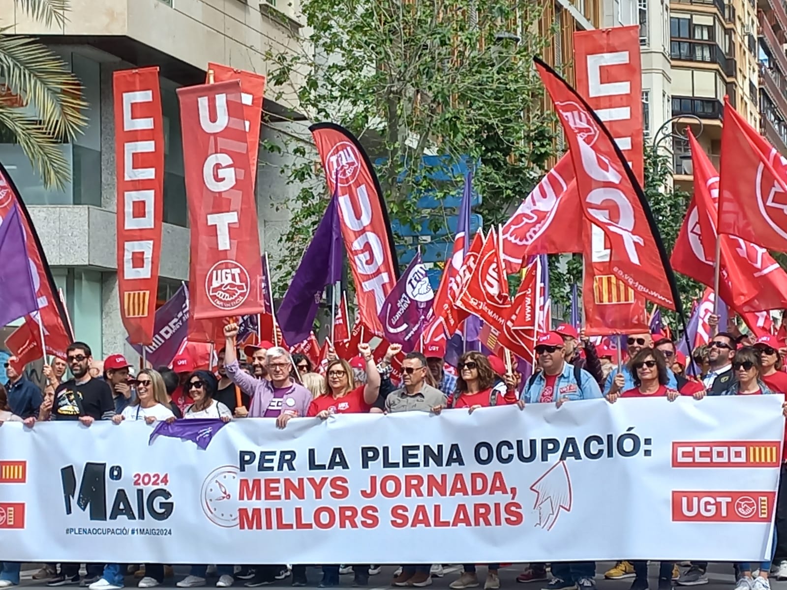 Un momento de la manifestación reivindicativa del 1 de mayo en su recorrido por las calles de Alicante