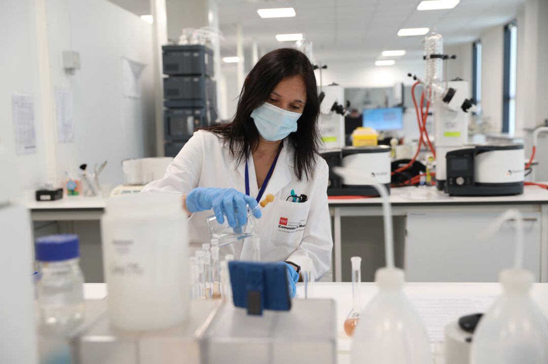 Una empleada sanitaria coloca material