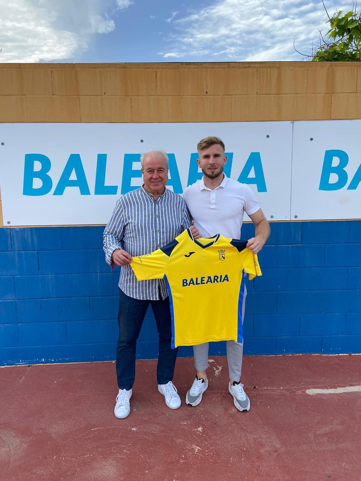 Renzo con el director deportivo del CD Dénia, Toni Lledó.