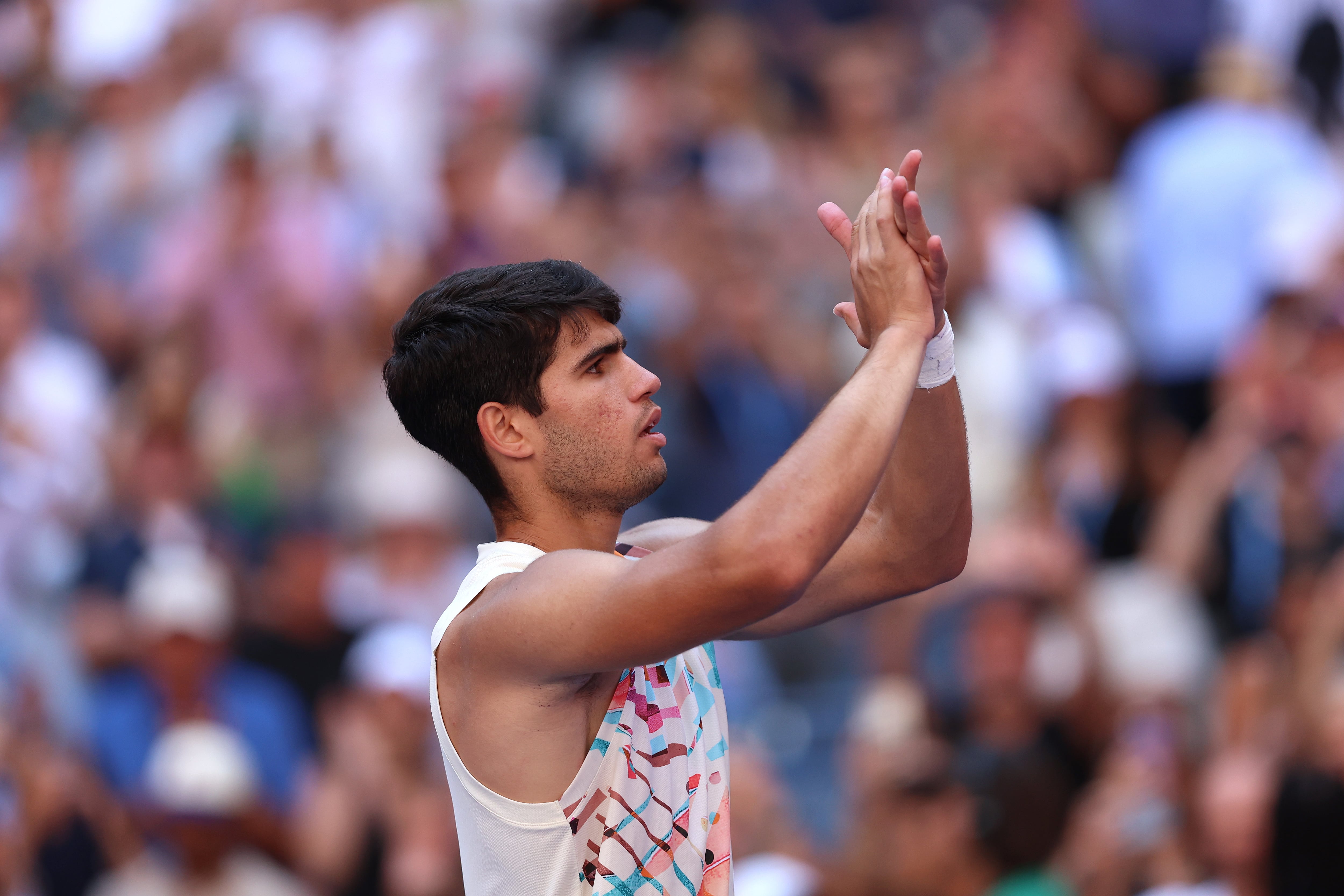 Carlos Alcaraz celebra su triunfo ante Daniel Evans en el US Open. (Photo by Clive Brunskill/Getty Images)