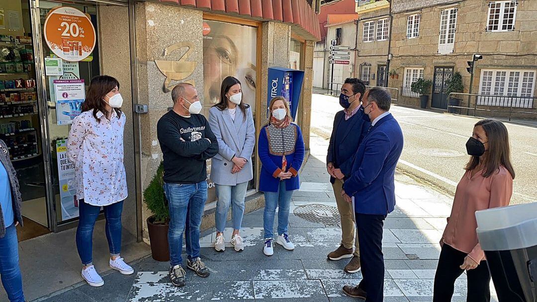 El conselleiro, Julio García Comesaña, agradece el trabajo prestado por el personal de farmacia.