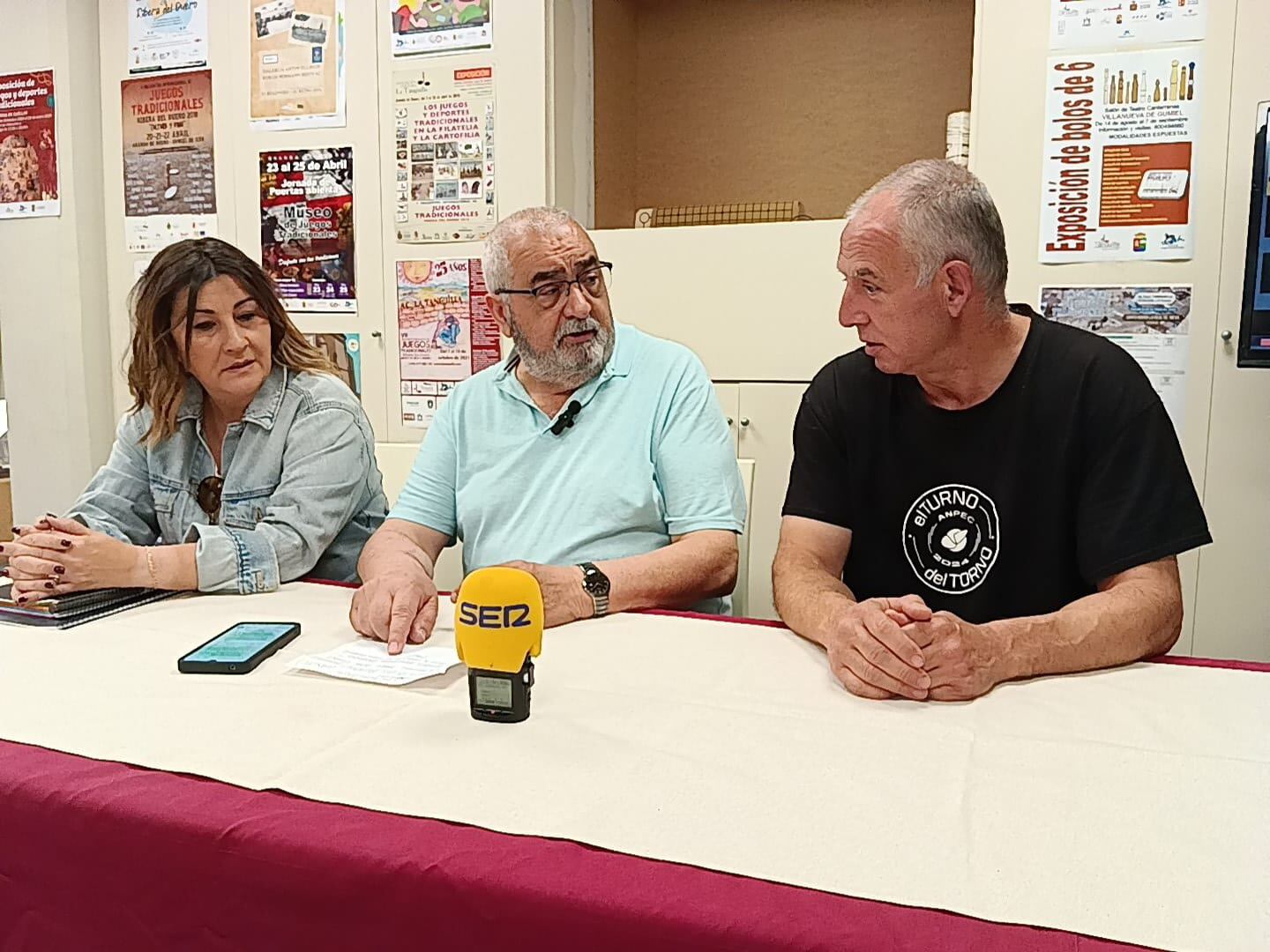 De izquierda a derecha, Amaya Sanz Cabestrero, concejala de Turismo del Ayuntamiento de Aranda, Carlos de la Villa y José Palacio Cantos