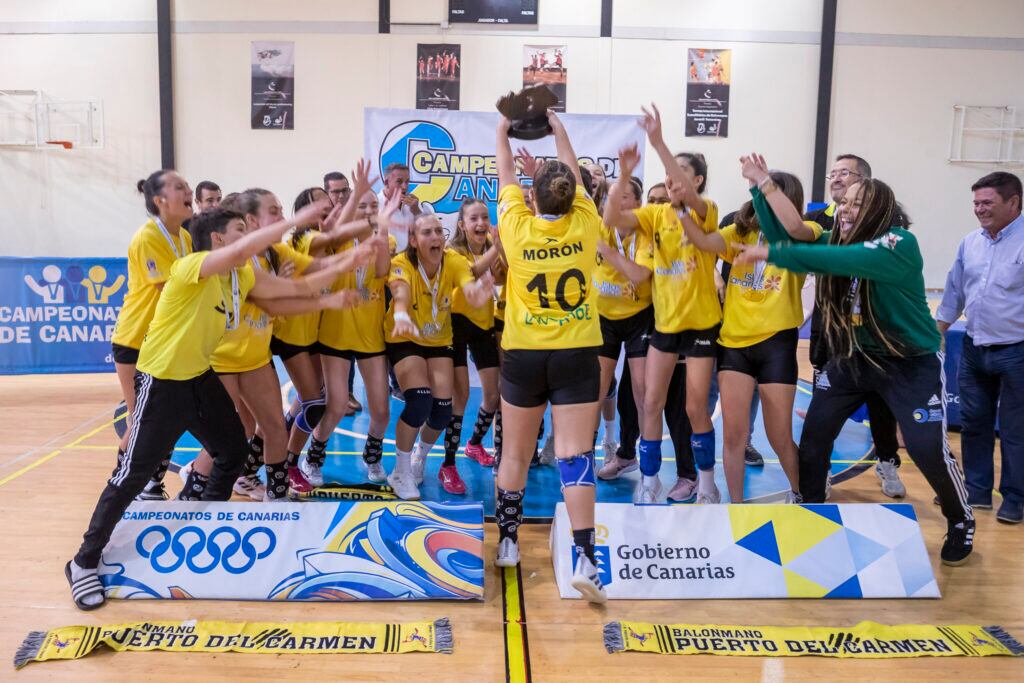 El equipo lanzaroteño celebrando el campeonato de Canarias.