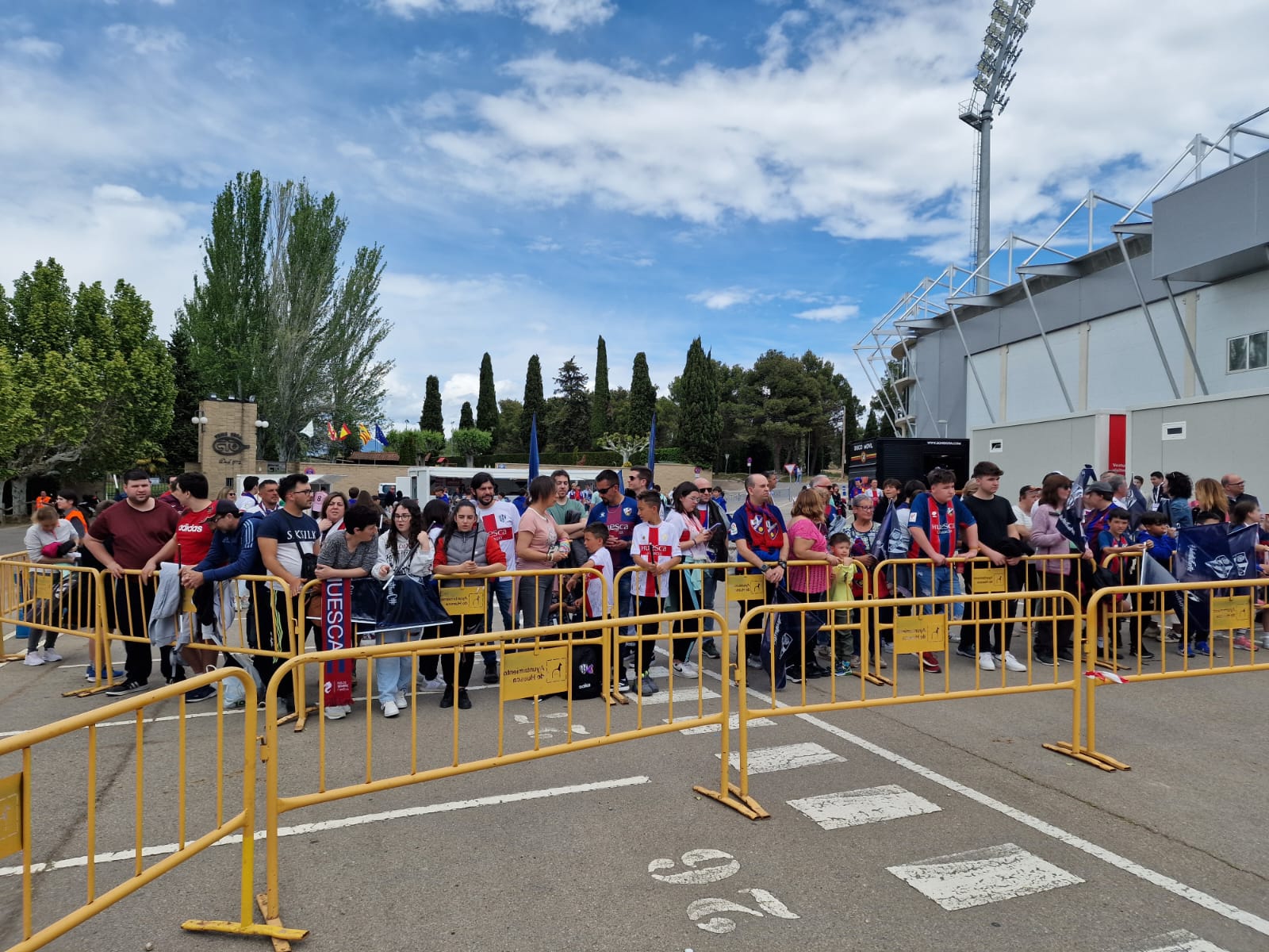 Aficionados de la SD Huesca en los exteriores de El Alcoraz