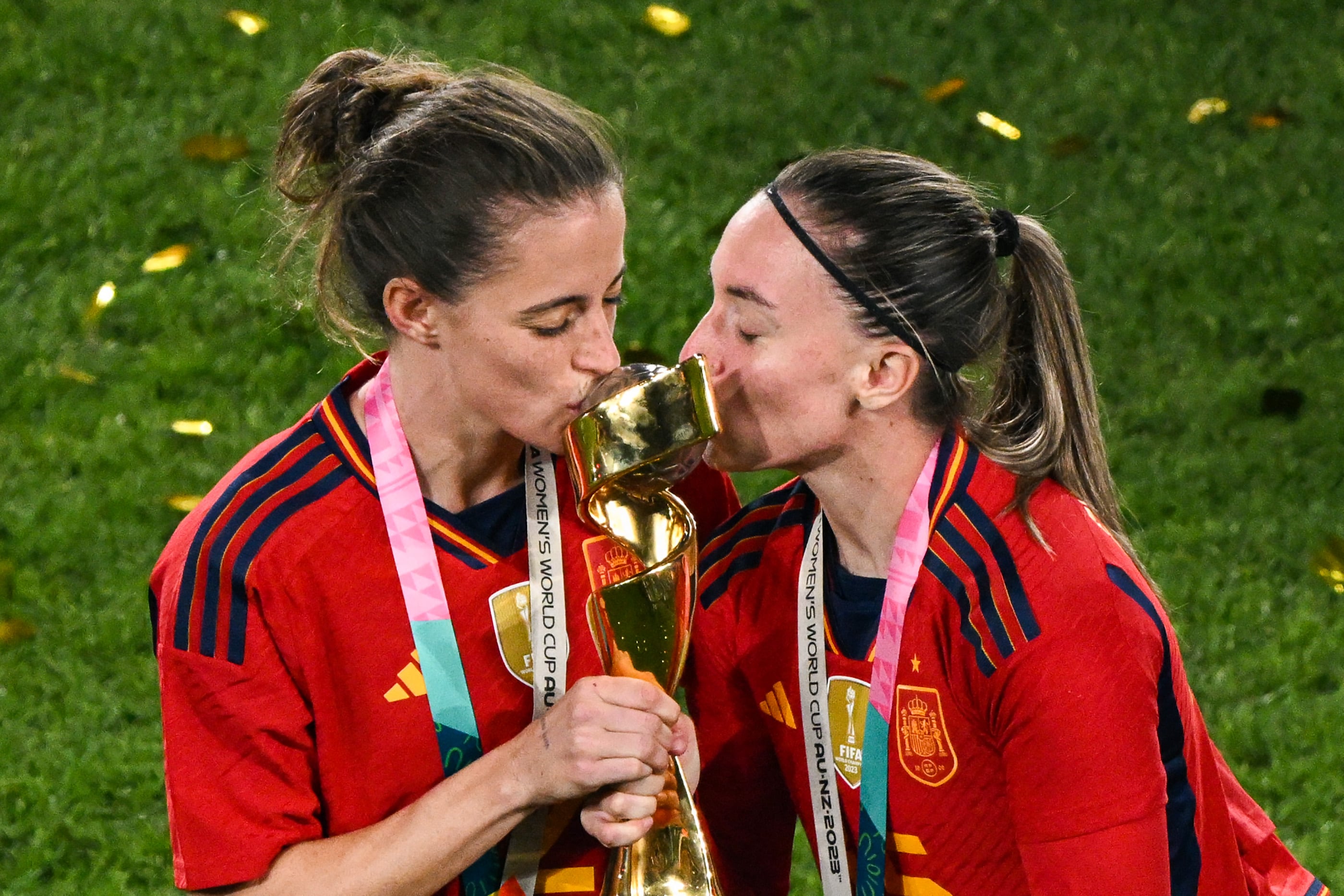 Jugadoras de la selección española de fútbol celebran el triunfo en Australia